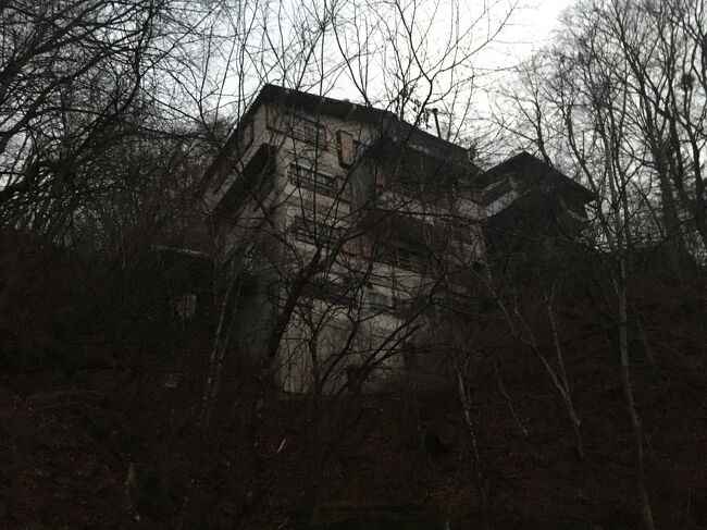 ずっと前からこの目で見たかった、あさま山荘事件の浅間山荘に行って来ました。正しくは何も当てもなく15年くらい前にここらへんだろうと行って探しましたが、ロードマップにそれが記されている訳もなく、どこにあるのか判然とせず諦めて帰ってきました。<br />訪問する人はは佐々淳行氏の連合赤軍「 あさま山荘」事件という本などを参考に現地に行く人が多かったようです。私はインターネット上のブログや、グーグルマップというスマホの地図アプリのおかげで何とかたどり着きました。グーグルマップで「あさま山荘跡」と検索して見てください。いとも簡単に所在が分かります。<br /> あさま山荘事件とは、今から48年前の1972年2月19日、極左集団である連合赤軍のメンバー5人が、河合楽器の保養所であった浅間山荘の管理人の妻を人質に立て籠もった。山荘を包囲した警視庁機動隊及び長野県警察機動隊が人質救出作戦を行ったが、山荘の裏手が急斜面で出入口が1か所のみというまるで要塞のような建物であった上に、メンバーがライフル銃や猟銃、パイプ爆弾なとで武装していたことで難航し、死者3名(機動隊員2名、民間人1名)、重軽傷者27名(機動隊員26名、報道関係者1名)を出した。10日目の2月28日に部隊が鉄球作戦で強行突入し、人質を無事救出、犯人5名は全員逮捕された。<br /> 浅間山荘とあさま山荘との表記がありますが、正しくは浅間山荘だそうです。なぜかマスコミがあさま山荘の表記を主に使っています。