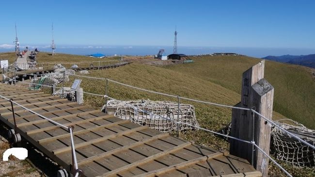 ここ数年、全国にある日帰り可能な日本百名山の登山をしている。<br />そんな中、アクセスには難点があるが、登山自体は手軽にでき景色もそこそこ楽しめそうな徳島県の剣山が候補に。<br /><br />四国へは寝台特急でアクセスできるので仕事の後でも問題ないこと、電車の乗り継ぎで本数の少ないバスに往復乗り継げることなどを確認し、天気と登山指数の条件を満たした１０月３１日夜出発、一泊二日で剣山を訪れた。<br /><br />東京22:00(ｻﾝﾗｲｽﾞ瀬戸)→坂出7:10/7:14→多度津7:29/7:34→琴平7:51<br />琴平8:05→大歩危8:49<br />大歩危8:58～久保10:06/10:08～見ノ越10:58　【剣山登山】<br />見ノ越14:15~滝野宮15:10/15:19～穴吹16:33<br />穴吹17:05→徳島17:45/18:25～徳島空港18:57<br />徳島空港20:35(JAL464)→羽田空港21:45<br /><br />