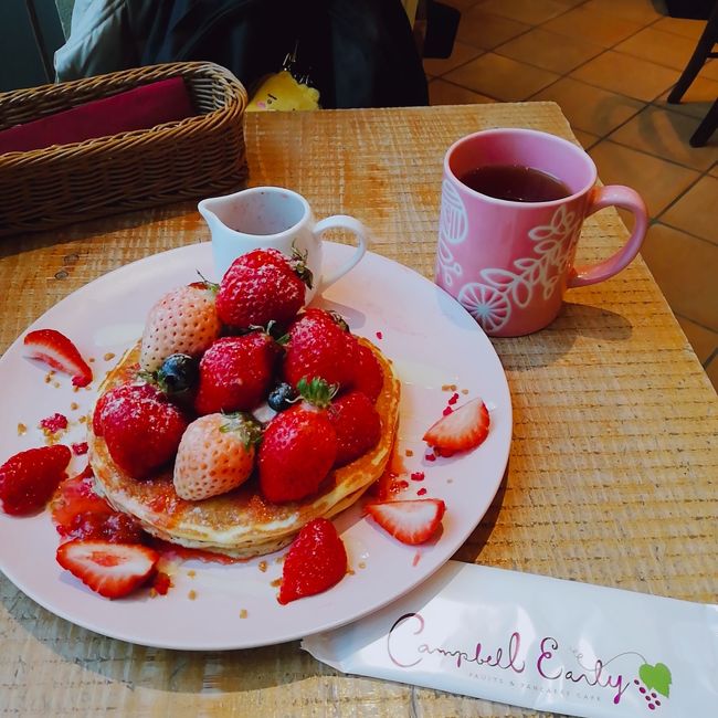 早めにホテルをチェックアウトし<br />まずは駅で朝食。<br />博多駅グルメで検索したら<br />美味しそうな苺カフェ見つけました。<br />開店前から行列。<br />夜は会場近くのお店開いてなかったので<br />ホテルまで戻って来て居酒屋へ。