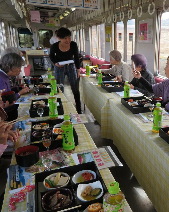 桑名から大垣迄の68分、列車にゆられて心地よい気分で食を楽しみたい、と養老鉄道の“ちょと贅沢な企画列車”を選びました。貧乏旅行に慣らされている私には、会費12000円は一瞬ためらう金額です。乗って味わってみると、なるほど、納得のいく内容でした。“いたれりつくせり”に大満足。コロナウイルス流行の折り、前日、鉄道の係の方から,体調を気遣う電話をいただいた。「取消料はいただかないので無理しないでください」とのこと。気配りにも感動です。