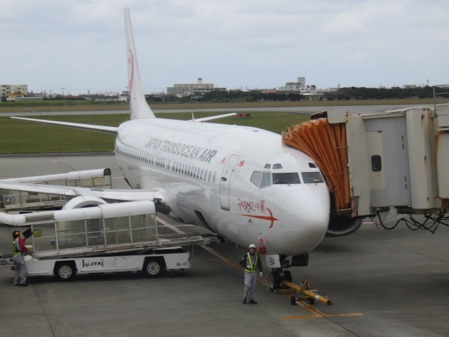 ３泊４日した宮古島での滞在を終えて沖縄本島へ移動します。<br />ＪＴＡ（日本トランスオーシャン航空）の「うちなーの翼」に乗り、上空から宮古島の景色に別れを告げて那覇空港に降り立ちます。