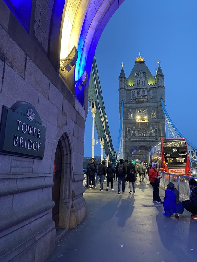 初めてのひとり旅inロンドンvsコロナ①<br /><br />11月頃から計画していたロンドン旅行。<br />海外14ヵ国目にして初のひとり旅。<br /><br />ひとりもコロナも不安で英語も喋れないOLですが、弾丸でがんばって行ってきました。<br /><br /><br />【日程】<br />2/20 9時成田発、18時ヒースロー着<br />2/21 フリー<br />2/22 フリー<br />2/23 20時ヒースロー発<br />2/24 21時成田着<br /><br /><br />年末からコロナが流行りだし、私のチケットは安かったから選んだエアチャイナで北京乗り継ぎ。<br />さすがにやばいと思って1月下旬に払い戻し手続きをして、アシアナでソウル乗り継ぎに変更。<br />エアチャイナに電話するも全然繋がらない。<br />30分保留音待ってようやく繋がりました。<br />コロナに関係する便のため、全額払い戻し。<br />しかし返金は2ヶ月以上かかるとのこと。<br /><br />ツアーではなく航空券、ホテル、ミュージカルを好きに手配しました。<br />