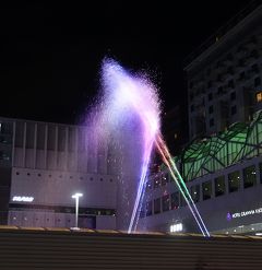 京都駅前で Aqua Fantasy なる噴水のショーをやっていました。とてもきれいでした。
