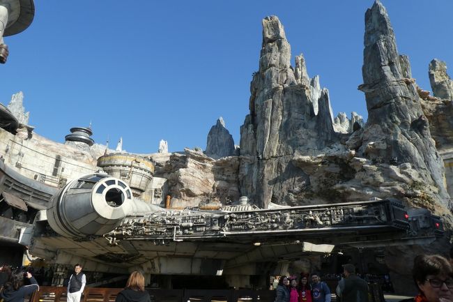 アナハイムディズニー3日目、土曜日<br />この日のパークもDL 8:00~24:00、DCA 8:00~23:00<br /><br />エクストラマジックアワー&マジックモーニングでDLが7時オープン!<br />連日の疲れで5時半に起きれず…なんとか6時起きで準備して出発。<br />土曜日だからかセキュリティーのところから既に大行列!<br /><br />そして、ディズニーランドのゲート列も長~~い!!<br /><br /><br />2/6(木) 関西国際空港 17:40発(JL60)→ロサンゼルス空港 同日10:50着<br /> Uberでアナハイムまで移動、午後からディズニーへ<br />2/7(金) アナハイムディズニー<br />2/8(土) アナハイムディズニー<br />2/9(日) PCHで朝食後、ホテルチェックアウト→Uberでユニバーサルシティへ移動<br /> ハリウッドエリア散策<br />2/10(月) ユニバーサルスタジオハリウッド<br />2/11(火) KARMEL SHUTTLEでロサンゼルス空港まで移動<br /> ロサンゼルス空港 12:45発(JL69)<br />2/12(水) 関西国際空港 18:15着