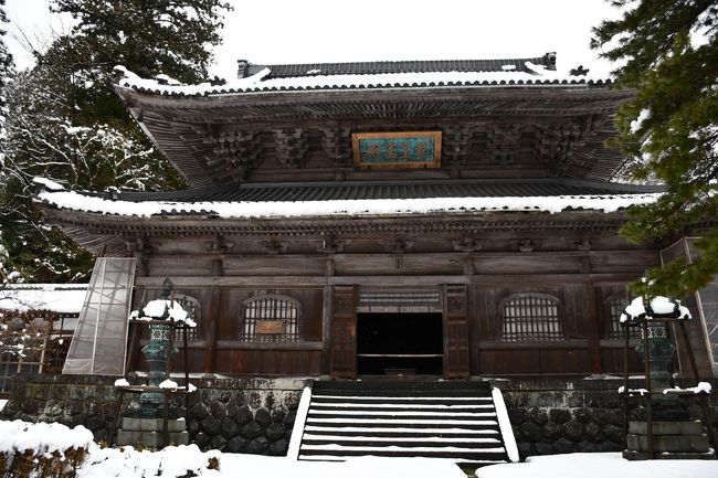 暖冬が続いた今年ですが、寒波が襲来した折に永平寺さんの参詣することができました。福井駅周辺では雨が降るような天気でも、山中に入っていくと雪に変わります。「弁当忘れても、傘忘れるな」と言われます。落雪にも注意が必要です。