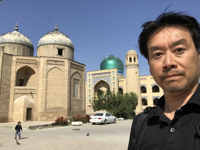 ウズベキスタンのコーカンドからタジキスタンに入ると到着する街、ホジャンド。僕はキルギスからの入国となりました。<br />キルギスのバトケンという街から国境まで20分。国境は敷地が鉄格子で封鎖されていて、兵士の気分により?3~5人ずつ入れてもらえるシステム。タジキスタンの国境前にタクシーが1台停まっていて、お調子者の感じを漂わせています。「国境を無事くぐれたら自分の車でイスファラの街まで行かないか?料金は1台400ソムで、貸し切るならすぐにも発車する」と言います。ちょうど400ソム残していたのでいいかなと。<br />タジキスタンのビザは事前にインターネットで取得していました。パミールにも行ける70ドルの高い方のやつ。それさえあれば入国審査は1分。<br />さて入国の時にタジキスタンの洗礼。出口のフェンスをもの凄く美しい(男前というより神々しい)兵士が守っていたのですが、手のひらを拡げて「5」を示します。焦ったように車の中をさも探すような芝居の僕の運転手。「ないよ」みたいなことを言うのですが兵士に許してもらえず、結局SIMカードを渡していました。これワイロの要求?5ソモニだとしたら日本円で55円ほど。でもSIMカードを渡しているということは50ソモニ要求されたのかな?こんなに堂々としたワイロ要求も珍しい国境でした。