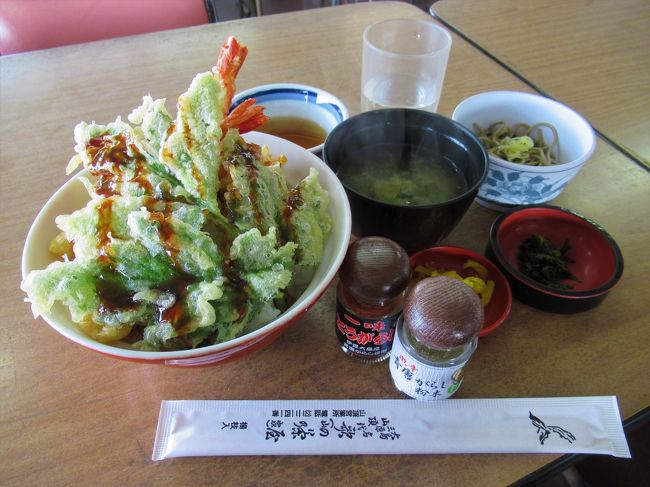伊豆大島の三原山噴火口一周の「お鉢まわり」ハイキング後のランチで利用しました。<br />朝は9:00~開いていて、バスの時間やハイキングの所要時間との兼ね合いも含めてベストな位置関係かなと思います。<br />尤も、山頂口の食事処といえば実質このお店しか無いんですが・・<br />椿油で揚げた明日葉と海老の天丼&明日葉そばのセット「椿天丼」を頂きました。<br /><br /><br />