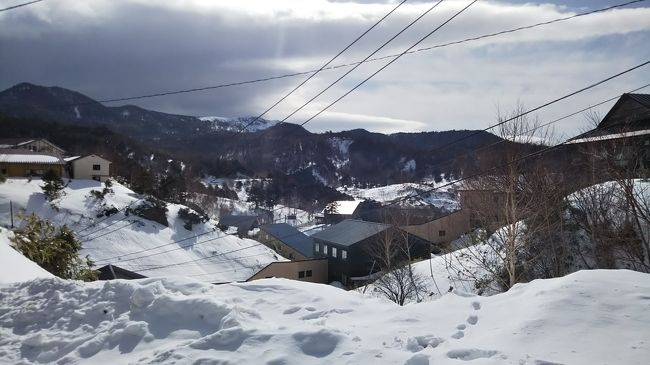 何年も前から行きたかった、万座温泉<br />今回は、母&娘×2家族で行って来ました。<br />母達は温泉<br />娘達は温泉とスノボー<br />