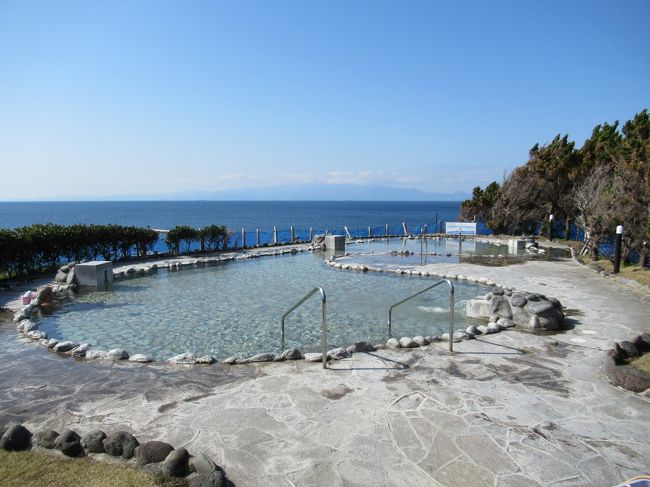 「元町浜の湯」は昭和61年の噴火で湧き出た無色透明の温泉。<br />伊豆半島や遠く富士山を見渡しながら入れる開放的な混浴露天風呂です。<br />残念ながら?水着着用で入ります。<br />特に、沈む夕日を見ながら入れば素晴らしい景観が堪能できそうです。<br /><br />浜の湯は13:00~19:00までの営業で、ランチ後、オープンまでに少し時間があったので、港から徒歩数分の「為朝神社」にも行って来ました。