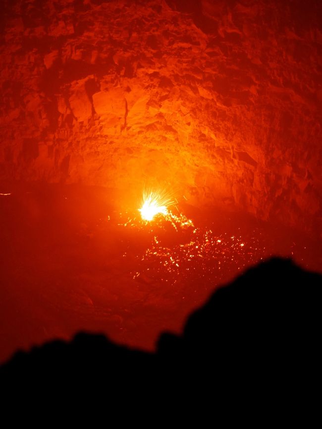 1月1日、エルタ・アレ火山へ行ってみた。<br />この旅で一番楽しみにしていたハイライト。<br />迫力の火山を見る事ができるだろうか？！<br /><br /><br />【時期】<br />　2019年12月29日（日）夜～2020年1月6日（月）、計9日間。<br /><br />【方面】<br />エチオピア（アディスアベバ、メケレ、エルタ・アレ火山、アハメッド・エラ、ダロール火山）<br /><br /><br />【旅程】<br />1日目：地元→成田へ。ソウル経由・途中降機。機内泊。<br />2日目：アディスアベバ着後、乗換、メケレへ。メケレ泊。<br />3日目：メケレ発、エルタ・アレ火山のベースキャンプへ。野天泊。<br />4日目：エルタ・アレ火山へ。山頂シェルター泊。<br />5日目：エルタ・アレ火山下山。アハメッド・エラ泊。<br />6日目：ダロール火山へ。メケレ泊。<br />7日目：メケレ発、アディスアベバへ。夜便で帰路へ。機内泊。<br />8日目：ソウル途中降機、成田着・泊。<br />9日目：成田→地元へ。<br /><br /><br />【参考URL】<br />①厚生労働省検疫所<br />　https://www.forth.go.jp/useful/vaccination.html<br />②エチオピア航空：<br />　https://www.ethiopianairlines.com/jp/ja<br />③エチオピア 電子ビザ<br />　https://www.evisa.gov.et/#/home<br />④駐日エチオピア連邦民主共和国大使館<br />　http://www.ethiopia-emb.or.jp/<br />⑤DTACエチオピア観光情報局<br />　http://www.dtac.jp/africa/ethiopia/access.php<br />⑥メケレのホテル「AXUM」<br />　https://www.tripadvisor.jp/Hotel_Review-g1392610-d1395267-Reviews-Axum_Hotel-Mek_ele_Tigray_Region.html<br />⑦在エチオピア日本国大使館<br />　https://www.et.emb-japan.go.jp/itprtop_ja/index.html<br /><br /><br />【関連旅行記】<br />1作目（準備編）：https://4travel.jp/travelogue/11603177<br />2作目：https://4travel.jp/travelogue/11603416<br />3作目：https://4travel.jp/travelogue/11603821<br />4作目：https://4travel.jp/travelogue/11604275<br />5作目：https://4travel.jp/travelogue/11605466<br />6作目：https://4travel.jp/travelogue/11605679<br />7作目：https://4travel.jp/travelogue/11607163<br /><br /><br /><br /><br /><br />