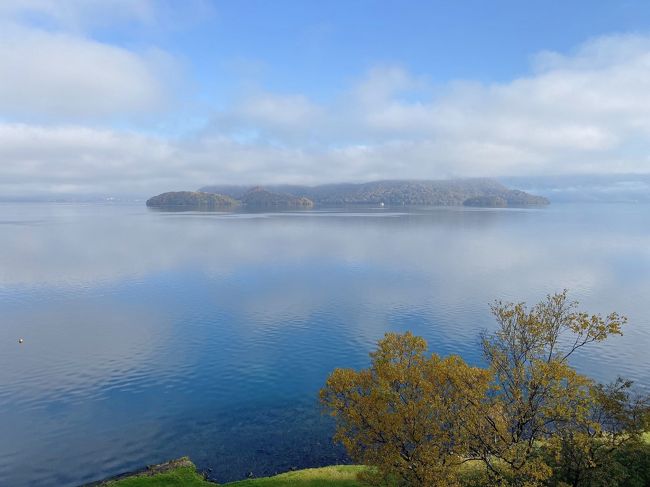 2019年は、スカイマークの安いチケットのお陰で、計４回北海道旅を敢行することができました=3<br /><br />１回目：増毛＆旭川旅、２回目：積丹＆真狩旅、３回目：帯広＆十勝旅と続き、今回が最後の北海道旅：洞爺湖＆札幌編です...<br /><br />そもそも、2019年のカレンダーには載っていなかった、10月22日　即位礼正殿の儀の行われる日...<br />月曜休めば３連休になる！しかも、航空券も格安！というコトで、急遽決まった旅でした♪<br /><br />今まで泊まったコトのない場所をだんなさまが検索し、hitしたのが洞爺湖☆<br />しかも、2019年８月グランド・オープンを迎える新しいホテルがあると知り、俄然興味が湧いて来ました=3<br /><br />いつもはドライブで北海道を巡っていますが、たまにはのんびりバス旅も♪<br /><br />洞爺湖＆札幌旅１日目の記録です...<br /><br /><br />