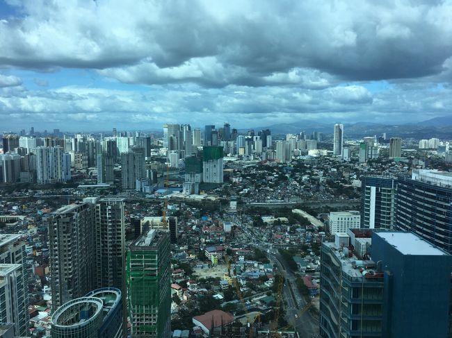 ASEAN(東南アジア諸国連合)10か国のうち、まだ行ったことのない国はフィリピンとブルネイの2カ国です。この2カ国には多分行くことがないだろうと、私自身が思っていました。ブルネイはともかく、フィリピンは危険、治安の悪い国という認識が日本では定着しているからです。<br /><br />ところが諸事情あって、この先数年間は家を留守にできない、2泊3日以上の海外旅行は当分できそうもない状況になりました。2泊3日で行ける海外は限られます。そんな中で、まだ行ったことのないフィリピンが候補地に浮上しました。そんな訳で、欧米以外は行かないと言っていた妻までが行くことになりました。<br /><br />2泊3日なのでマニラ以外に足を伸ばすのは難しい。例によって4トラを中心にマニラ情報を集め、以下の日程で出かけることにしました。<br /><br />〈旅程〉<br />2月24日(月) 羽田→ニノイ・アキノ国際空港→BGC(泊)<br />2月25日(火) メトロ・マニラ観光(BCG泊)<br />2月26日(水) BGC→ニノイ・アキノ国際空港→羽田
