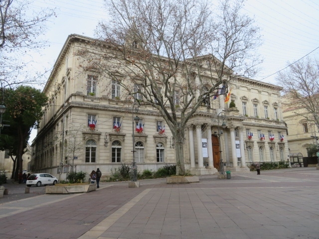 南フランスのプロヴァンスにある世界遺産の歴史地区「アヴィニョン」の観光をしました、宿泊した城壁沿いのアヴィニョン中央駅そばにあるアヴィニヨングランドホテルに宿泊して翌朝から歩いて城壁内を1日観光をしました。<br /><br />アヴィニョン中央駅前のレピュブリック門から城壁内に入りメインストリートのレピュブリック通りを歩きました、市庁舎前を歩いて法王庁広場に、ローヌ門を出てローヌ川沿いに出てサンベネセ橋（アヴィニョン橋）を眺めました、見た後もう一度法王庁広場に出て法王庁宮殿の外観を見てから城壁内を散策しました、大きな建物内にある中央市場やカルフールなどのスーパーマーケットを見ました。