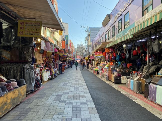 3連休で行く石垣、釜山の旅も2日目です。<br />初日の夜は移動でやらかしましたが、それでも無事に成田着。<br />要はね、最終的に追っ付けば何も問題ないんですよ(笑)<br />2日目は朝からいつものラウンジを満喫してから釜山に向かいます。<br />今回も時間が無く弾丸なので観光要素はほぼ無し!<br />現地の美味しいものだけ楽しんで帰って来ました。<br />この時はまだ新型コロナウイルスが爆発的加速度で広まるギリギリ前。<br />それでもいつも見ている釜山とちょっと違う様な…。<br />普段と違う釜山の様子も実況しながらの2日目の旅行記スタートです!