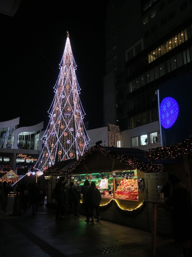 梅田で異国情緒が楽しめるスカイビルのドイツ・クリスマスマーケットへ行きました。お目当てはこんな時にしか飲むことはない、温かくて甘くてスパイシーなグリューワインです。去年のマグカップをちゃんと保存していたので持参しました。マグカップ付きは900円で中身だけだと600円になります。以前のマグカップでもちゃんと注いでもらえます。<br />お昼ごろからやっていますが、ツリーが点灯される5時以降でないと、といいうことで6時ごろから1時間ぐらいドイツのクリスマス？を楽しみました。<br />