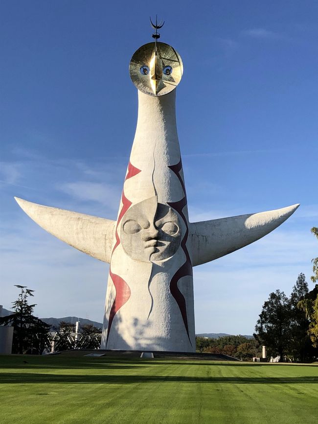 秋の休日、万博公園に出かける機会が多くありました。<br /><br />子供達が小さい頃は、毎週のように弁当を持って、芝生の上を走り回ったり、三輪車の練習場となったり、安く利用できる広い空間はありがたかったです。<br />職場から歩いても近いので、駐車場料金も掛からず、格好のレジャーの場でした。<br /><br />関西に戻ってきて、久し振りに訪れてみると、少子化と言いながらも子供連れの方々が多く、今も昔も変わらない姿を見て懐かしく思っております。<br /><br />何より、秋の頃はコスモスやガレージセール等のイベントも多く、還暦過ぎた夫婦の休日散歩コースとなりました。<br /><br />天気の良い日は、特に秋の陽光の中に浮かび上がる「太陽の塔」の姿は、万博世代の私の、心ときめく景色です。<br /><br />2018年に見た、太陽の塔の内部公開時は、大阪を離れて25年、久し振りに帰ってきたなと思う景色でしたが、2019年は昔に戻り、子育てに勤しんでいた頃を懐かしく振り返る景色に感じました。<br />太陽の塔内部公開の旅行記↓<br />https://4travel.jp/travelogue/11450369<br /><br />秋の休日の万博公園でのイベント参加三部作です。