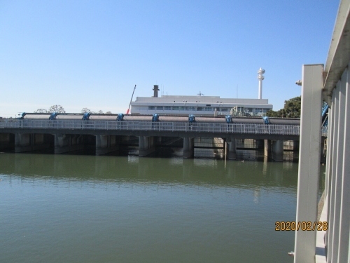 北千葉導水路は利根川から取水した水を北千葉導水路を通して手賀沼に注水し、大堀川に注水し、野々下公園で坂川に放水し、最後は坂川放水路の松戸排水機場で江戸川に放水します。北千葉揚排水機場は利根川から取水するだけで無く手賀川の水位が上がった場合は利根川へ排水する機能を持っている。<br /><br />北千葉導水路は、利根川と江戸川を結ぶ水路（流況調整河川）である。 千葉県印西市と我孫子市の境界付近において利根川と、千葉県松戸市において江戸川に接続する人工河川で、1974年（昭和49年）に着工し2000年（平成12年）に全体が完成した。全長28.5キロメートルで、そのうち22.2キロメートルは地下水路（2本の埋設管）である。最大導水量は約40m3/s。事業主体は国土交通省。 <br />北千葉揚排水機場は第１機場と言い、手賀川から利根川へ最大80m3/sの内水排除を行い、既設40m3/sで利根川から取水して手賀沼に導水する。<br />