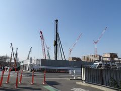 中外製薬研究所建設現場に立つクレーン群