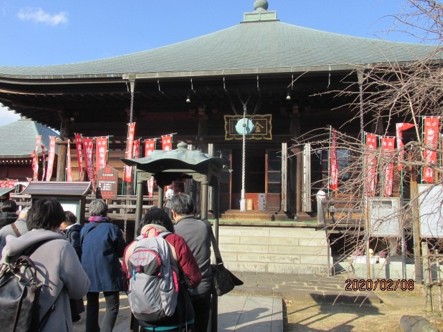 長谷寺の山門を出て、バスに乗るまでの途中に無人販売のミカンの袋が置いてあって、ツアー客の何人かが買っていくので、自分も一袋買ってバスに乗り込む。湘南のこの辺りも陽当たりが良く、ミカンも美味しい。バスの中で早速1個を食べる。バスは再び厚木市内を横断し、愛甲石田の駅前を通り、平塚に出る。次の霊場は第7番札所光明寺だ。言い伝えによれば、この先の大磯海岸で海女が観音像を拾い上げ、この寺に安置したとのことである。寺は暴れ川金目川の際にあり、寺まではバスの駐車場所からこの川の土手の上を歩いて行く。川の流れは確かに早い。<br /><br />この寺のご本尊は大磯の浜辺で見つかった聖観音で、その観音を納める厨子は室町時代の制作で、国の重文に指定されている。ここの観音さんは、人々から金目観音と呼ばれていて、源頼朝からの帰依を得て、寺領も寄進されている。寺は土手の直ぐ脇に山門があり、大きな草鞋がぶら下がっていて、その山門の正面に本堂がある。その聖観音の銅像が本堂の前の庭に立っている。<br /><br />境内は比較的狭く、こじんまりした感じであるが、過去には前の金目川の氾濫により、この寺も洪水の被害を受けたと想像されるが、境内は綺麗に整えられ、そうした過去の忌まわしい傷跡はどこにもなく、江戸時代中葉に建てられた本堂にしても、その中の重文厨子にしても、昔の儘を留めている。さてこれから本堂に上がり般若心経を唱えよう。