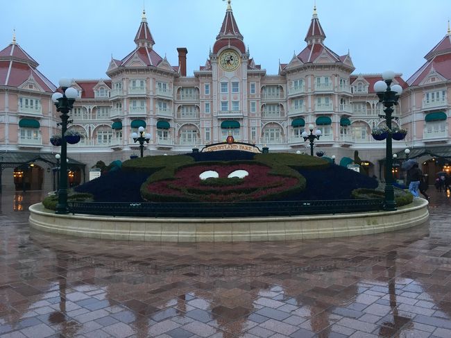 7泊9日でイタリア、ディズニーパリに行ってきました。<br /><br />シャルルドゴール空港<br />TGV新幹線<br />マルヌ・ラ・ヴァレ・シェシー駅<br />パリディズニーランド<br />ディズニーズホテルサンタフェ<br />