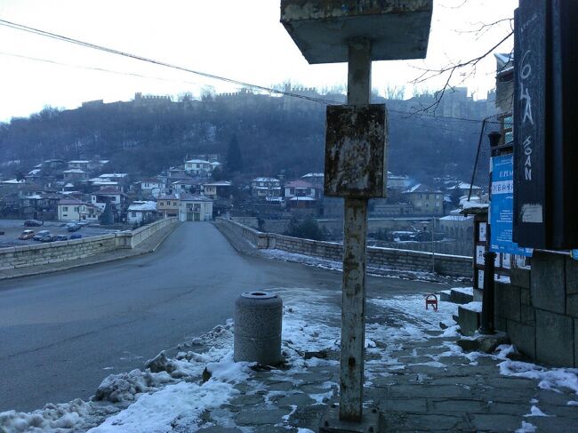 年末年始にヨーロッパを旅しました。日程は以下の通りです。<br /><br />12月25日 出国<br />12月25日―26日 デュッセルドルフ<br />12月26日―27日 ウィーン<br />12月27日―30日 ブルノ<br />12月30日 ブラチスラヴァ<br />12月31日―1月4日 ヴェリコタルノヴォ<br />1月4日―1月5日 ソフィア<br />1月5日―1月7日 アテネ<br />1月8日 帰国<br /><br />メインはチェコのブルノとブルガリアのヴェリコタルノヴォです。人々の生活の様子を伺い知ることができるこじんまりとした街を旅することが好きなので、最近はそれに適した街を探すことが楽しみになっています。<br />中長距離の移動手段は日本で予約しておき、大きな街は経由地として1日観光をしました。<br />滞在した期間は街によって異なりますが、冬の静かなヨーロッパを巡る旅ができました。<br /><br />昨年の春ごろから気になり始めたブルガリアのヴェリコタルノヴォ。帰国の飛行機がアテネ発、ということで迷わずメインの旅先に決めました。外国で年を越すのは初めてです。温かく家庭的な宿に泊まり、ゆっくりと愉しみました。<br />年が明けて徐々に日常に戻っていくタルノヴォを記録しました。