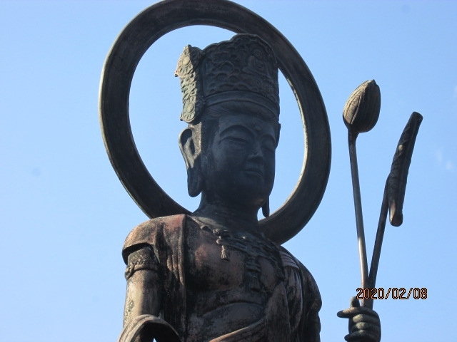坂東に三十三ケ寺ある観音霊場で、この寺光明寺は七番目の札所になっている。三十三ケ寺の霊場が制定されたのはかなり古く、鎌倉時代に遡る。坂東とは字のごとしで、坂の東、則ち、御殿場、箱根の坂の東にある観音寺ということになる。日本一長い川、利根川を坂東太郎と呼びならわしているのも、同じ意味である。鎌倉の第一番杉本寺から始まって、関東一円の寺を回ることになるが、その距離は約1300キロ、四国八十八ケ寺とほぼ同じくらいの距離になる。この三十三ケ寺は四国の八十八ケ寺を見倣って制定されたものではなく、西国三十三ケ寺観音霊場を見倣って、東国にも制定されたものである。<br /><br />この寺の由緒も古く、先刻の長谷寺や杉本寺と同じころの創建になる。ご本尊は聖観音で、三十三ケ寺の中では、十一面観音菩薩をご本尊としている寺が圧倒的に多いが、この聖観音をご本尊とする寺は6ケ寺ある。聖観音は多数ある観音像の中で、大本の観音、正観音とも言われ、上記の十一面観音や千手観音、千手千眼観音などは、この聖観音から派生したものと言われている。その聖観音の銅像が本堂の前に立っている。先達さんから一しきり上記の説明があった。<br /><br />聖観音は麗しい。確か奈良薬師寺の聖観音は国宝に指定されているが、数年前奈良に行った際、西大寺、唐招提寺と薬師寺を訪問したが、その時、聖観音像に妻の病気回復を願った。それ以前に行った時には東塔は無かったが、その時は立派な五重塔が建っていた。聖観音を見ると、何故かいつも奈良薬師寺を思い出す。前庭の聖観音銅像にお参りし、皆、これから本堂へ昇段し、ご本尊の木造聖観音にお参りする。<br /><br />