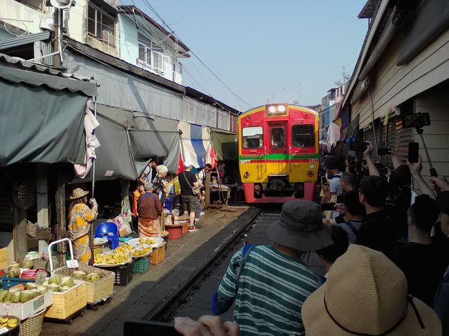 国鉄ウォンウィエンヤイ駅からマハチャイ線、メークローン線を乗り継いで行こうとしたんですが乗り継ぎ失敗…。急遽ロットゥーに切り替え無事到着しました。