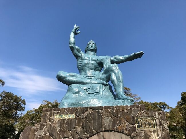 長崎ランタンフェスティバルの時期、2泊3日。<br />初めての長崎を、けっこう満喫しました。<br /><br />時系列関係なく、下記の4ページに分けて書きます。<br />気付いたらその都度、加筆修正します。<br /><br />1.長崎空港・稲佐山・オランダ坂・ホテル・その他<br />https://4travel.jp/travelogue/11602318<br />2.ランタンフェスティバルの4つの会場を楽しむ<br />https://4travel.jp/travelogue/11605521<br />3.グラバー園エリア・スカイロードと夜景<br />https://4travel.jp/travelogue/11605542<br />4.平和公園・出島<br /><br />アラフィフ女子の、一人旅では初の自由旅行です。<br />独りだから気ままに動けるので、<br />ランタンフェスティバルの観たいショーの時間に合わせ、<br />会場と観光地を行ったり来たり、<br />路面電車の一日乗車券(モバイル乗車券500円)で、<br />同じルートを2度乗ったりもしました。<br /><br />逆に、独りだと行きにくい所もあるし、<br />運動不足で体力ないから、無理はしなかったので、<br />今回は外したスポットもあるけど。
