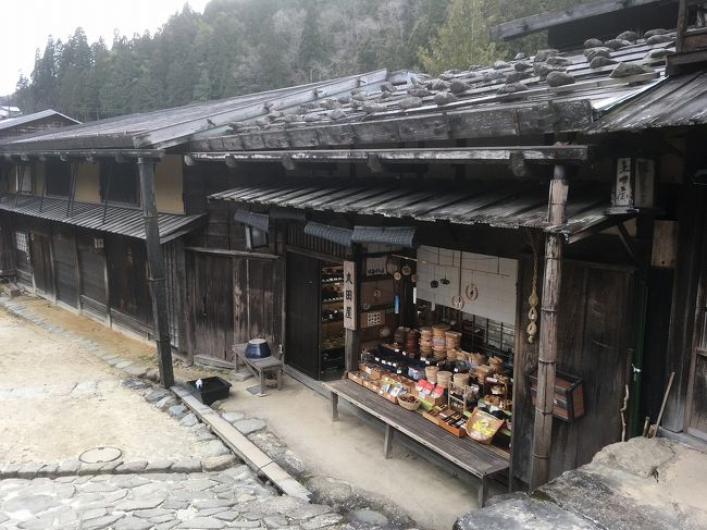 昨年末、インターネットを見ていると『とどけよう元気!東日本応援企画 1泊4食付き!夕食はのんびりお部屋食 ご夫婦限定!美しき冬の信州 2日間』というツアーを発見。<br />昨年の台風被害の復興を支援するため、補助金が出ているツアーのようで何と1泊2日5食付きのツアー料金が17500円と格安。<br />しかも宿の夕食はお部屋食。<br />これは行くしかないと思い予約しました。<br />ところが、なんとこの時期新型コロナウイルスが日本中をまん延し、自粛ムードが広がって出かけるのもどうかと思ったのですが、信州の復興支援と思い、出かけてきました。<br />出発前日には添乗員さんからマスクの着用との連絡が有り、バスの乗り降り時には手をアルコール消毒、日々の健康チェックをして観光してきました。<br />今回のツアー行程は、<br />2月28日(金)馬籠・妻籠宿を散策後、飯田のホテルに宿泊。<br />2月29日(土)天竜峡大橋、水引工芸館で箸置き作りの体験後、元善光寺を参拝して帰宅。<br />今回は馬籠宿観光後に行った妻籠宿の散策を紹介します。<br />妻籠宿も、団体観光客が新型コロナウイルスの影響で観光を控えているため、観光客も少なく、本来の昔ながらの宿場町をたっぷりと楽しむことが出来ました。<br />現地のおみやげ屋さんなどのお店は観光客が少ないと経営が大変だと思いますが、本来の宿場町の良さをたっぷりと楽しむことが出来ました。<br />それにしても早く新型コロナウイルスが収束して、みんなが楽しく観光できるようになってほしいものです。<br />