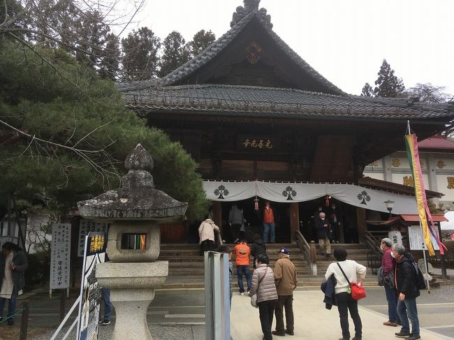 昨年末、インターネットを見ていると『とどけよう元気!東日本応援企画 1泊4食付き!夕食はのんびりお部屋食 ご夫婦限定!美しき冬の信州 2日間』というツアーを発見。<br />昨年の台風被害の復興を支援するため、補助金が出ているツアーのようで何と1泊2日5食付きのツアー料金が17500円と格安。<br />しかも宿の夕食はお部屋食。<br />これは行くしかないと思い予約しました。<br />ところが、なんとこの時期新型コロナウイルスが日本中をまん延し、自粛ムードが広がって出かけるのもどうかと思ったのですが、信州の復興支援と思い、出かけてきました。<br />出発前日には添乗員さんからマスクの着用との連絡が有り、バスの乗り降り時には手をアルコール消毒、日々の健康チェックをして観光してきました。<br />今回のツアー行程は、<br />2月28日(金)馬籠・妻籠宿を散策後、飯田のホテルに宿泊。<br />2月29日(土)天竜峡大橋、水引工芸館で箸置き作りの体験後、元善光寺を参拝して帰宅。<br />今回は旅行2日目の飯田市の観光と帰宅までを紹介します。<br />今日の観光地も、新型コロナウイルスの影響で観光を控えているため、観光客も少なく、ちょっと寂しいくらいでした。<br />おみやげ屋さんやホテルなどは観光客が少ないと経営が大変だと思います。<br />早く新型コロナウイルスが収束して、みんなが楽しく観光できるようになってほしいものです。<br />