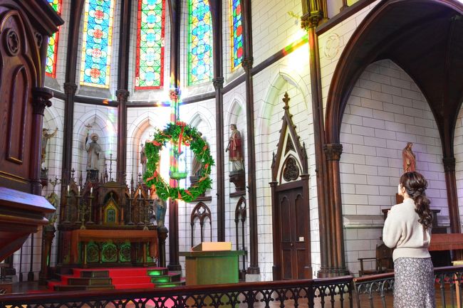 愛知県の犬山市にある「博物館明治村」は、明治時代に建てられた建築物や市電、SLなど歴史的に重要で価値の高い構造物を移築復元した野外博物館。<br />古い建物大好きな私は13年前に訪れ,歴史的建造物を堪能したことがありましたが、久しぶりに明治村に行きたくなって、2019年の最後の旅を愛知県に決めました。<br />ここは日本で3番目の広さを持つ野外テーマパーク。<br />自然の地形を生かした明治村はとにかく広くて、じっくり見たら1日では見切れないほどの広さ。<br />駐車場のある裏口から入ってすべてをサラッと見るだけで結局夕方までかかってしまいました。<br />久しぶりに見たフランクロイドライトの帝国ホテルや、ザビエルの天主堂など十分堪能できて充実した1日になりました。