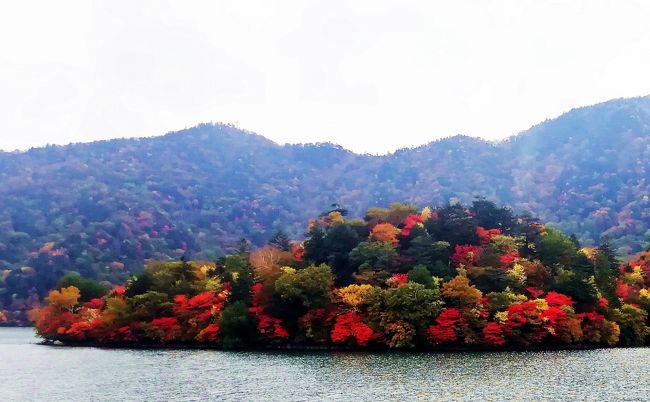 　東照宮・中禅寺湖～会津若松鶴が城、安達太良山、五色沼、そして磐梯山などの紅葉を訪ねてきました。道すがら、一帯は蕎麦処ですから、美味しい蕎麦を食べられればいいな…と思いつつ、ゆっくりと１５００Ｋｍほどをドライブしてきました。<br />　帰途は、仙台港～名古屋港の太平洋フェリーを利用し、２０時間を波に揺られて帰りました。<br /><br />　この「その１」には、日光東照宮・中禅寺湖訪問のようすについて記しています。