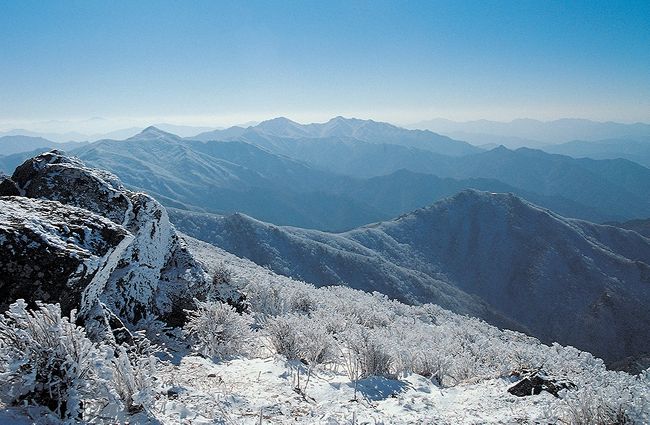 韓国にも日本のように四季が分かれており、春は満開の花、夏は青い海とたくさんの緑、秋は紅葉、冬は銀色の世界が満喫できます。<br /><br />もちろん、慶尚南道にも冬になると雪が降り、真っ白に染まった絶景が見られるスポットがいくつかあります！<br />今日はそんな雪景色を堪能できる名所３つをご紹介します♪