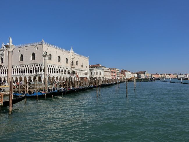 1996年3月に初めてイタリアを訪れました。<br />当時はローマからミラノまで25名くらいのツアーで周りベネチアも少しでしたが観光しました。<br />残念なことにフィルムカメラでしたので当時の旅行記はございません。<br />2020年2月はヨーロッパ行きの航空運賃がドバイのみとほぼ同じでしたのでベネチアを選びました。<br />羽田からベネチアまで24時間弱かかり長旅で疲れました。<br />初日は昼頃ベネチア到着でしたがホテル近辺のみでゆっくり休みました。<br />到着2日目はバスやタクシーの発着場所であるローマ広場から往復リアルト橋を経由してサン・マルコ広場まで歩きました。<br />先ずはベネチア本島の市内観光編になります。