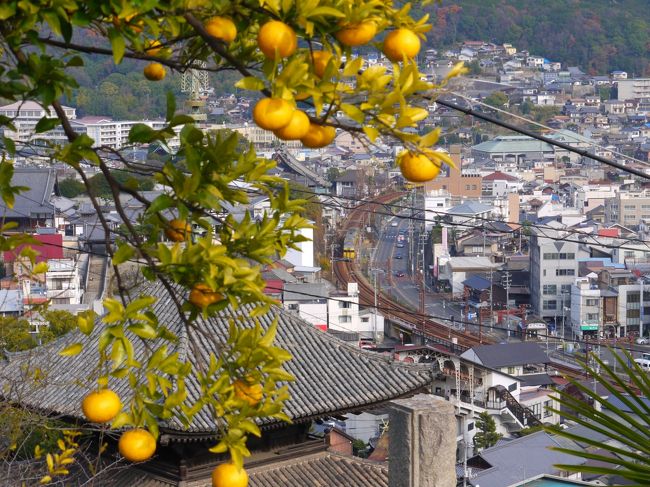 2019年、忘年会の開催地に選ばれたのは【尾道】!!<br /><br />尾道かぁ・・・(・∀・)<br />大阪からそんなに遠くないんやけど意外とちゃんと歩いたことないんよね。仕事では来た事あるけどあれは来たうちに入らん（入れたくない）し。いつかゆっくり歩いてみたいな～と思ってたからこの機会に街歩きメインで楽しむことにしよ♪<br /><br />宿はフォローさせていただいてるaさんの旅行記で見て、尾道に行くならこの宿！って気になってたゲストハウス【みはらし亭】は門限とその立地（そこがいいんやけど）からオフ会との組み合わせは難しいかな～と思って断念。<br />もう1つの候補の【あなごのねどこ】を予約した。<br />女子が好きそうな尾道風のかわいいゲストハウスでしたわー(*´ω｀)<br /><br />尾道は独特の雰囲気で古さとメルヘンさとがなんとも言えない不思議なバランスで成り立ってて面白い町やね。小説とか映画に使われるのもわかる気がする。<br />まずは商店街と千光寺から散策スタート＝З<br /><br />街歩きは地図なしでうろうろ歩きまくって、迷いまくって、楽しかった・・・！！