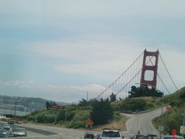 車でゴールデンゲートブリッジを渡り、サンフランシスコ市内へ。坂道の多いサンフランシスコを走り、ユニオンスクエア方面へ行きました。