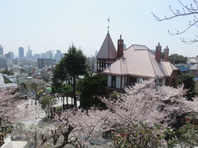 神戸の旅、北野異人館街巡りの最後は風見鶏の館です。<br />風見鶏の館はドイツ人貿易商の邸宅として建てられたレンガの外壁が美しい建物です。尖塔の上の風見鶏がその象徴として親しまれています。<br />風見鶏の館の目の前にある北野町広場は憩いの場として散策に疲れた足を休めるのにちょうどよい場所でした。