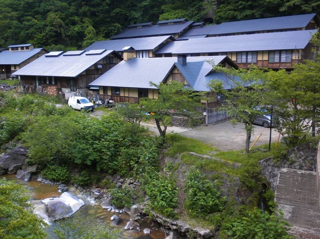 「峩々温泉」は蔵王国定公園の真ん中にある日本秘湯を守る会の宿です。<br />&quot;ポツンと一軒家&quot; で周りには本当に何も有りません。<br /><br />2017年の第１回「東北絆まつり」は仙台で開催されました。<br />当初、クラツリの１泊２日のツアーで行くつもりでしたが「待てよ、個人で行けるじゃん」とキャンセル。<br />折角仙台まで行くのに市内に１泊だけでは勿体ない。<br />という訳で、ついでにかねてから気になっていた「峩々温泉」に前泊です。