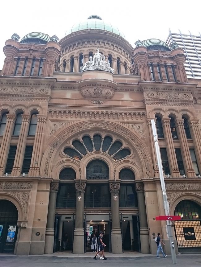 シドニー&ゴールドコースト3泊5日のツアーに参加してきました。<br />この旅行記はオーストラリア2日目シドニーからゴールドコーストへ移動し、ゴールドコーストで泊まったホテル「ヴォゴ ゴールドコースト」について書いています。<br />表紙の写真はシドニーのフリータイム時に行ったクイーンビクトリアビルディングです。<br />外観もとっても素敵ですが、内装がもっと素敵で時間があればゆっくりカフェ利用したかったです。<br />