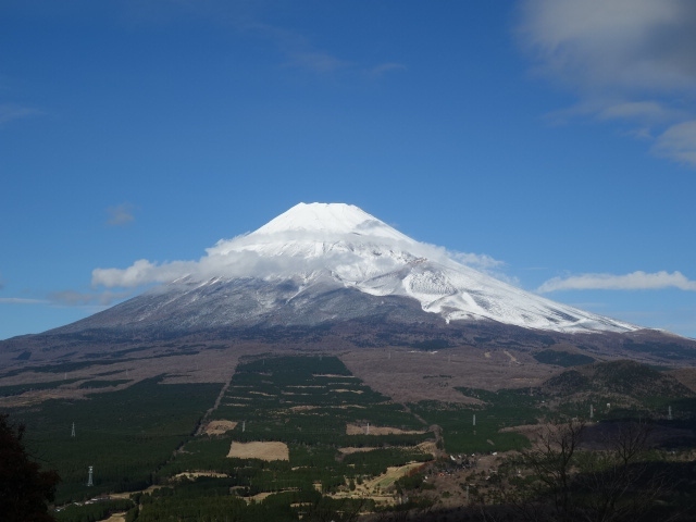 前日の山梨県七面山登山を終え、この日は富士山の南側にある愛鷹連峰の最高峰である越前山に登りました。<br />この日も、前々日、前日同様、富士山を見ることが出来、ラッキーでした。<br />１２月１日、師走に入り雪を心配していましたが、頂上付近に薄っすらと雪があるだけで大丈夫でした。<br />我々はバスで入りましたが、駐車場には結構な車の数、人気の山なんだなあと思いました。