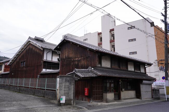 京都から東へ、逢坂山峠を越えて旧東海道の緩やかな坂道を琵琶湖に向かって下って行くと、滋賀県の県庁所在地である大津市の、かつて「大津百町（おおつひゃくちょう）」と呼ばれた市街地が拡がっています。<br /><br />「大津百町」は、安土桃山時代の天正１４年（１５８６年）頃に、天下統一を果たした豊臣秀吉が大津城の築城に合わせて整備した城下町の町割りを礎として始まったと言われています。<br /><br />関ケ原の合戦の直前に戦われた大津籠城戦で、大津の町はことごとく焼かれてしまいますが、関ケ原の合戦に勝利した徳川家康によって、幕府直轄の商業都市として復興されました。<br /><br />これにより、日本一大きい琵琶湖水運の港町として、また、最盛期には２００軒を越える旅籠屋が建ち並ぶ、東海道や中山道の宿場町の中で最大規模の大津宿として、さらには、三井寺（正式名称は長等山園城寺）の門前町として、賑わいと活気に満ちた町場が形成され、百ケ町以上の町数を誇る「大津百町」へと発展しました。<br /><br />「大津百町」一帯は太平洋戦争の戦火や災害による被害が少なかったため、江戸時代から昭和初期にかけて建てられた、隣接する京都の洗練された町家建築の影響を受ける大津町家など、歴史的な文化資源が今も随所に残っており、人々の視線を引き付ける魅力的なエリアとなっています。<br /><br />現在、大津市では『大津百町とびわ湖を舞台とした暮らしと交流の創造都市へ』を基本理念に掲げ、「大津百町」に残る町家などを複合的に活用することで都市機能を充実させ、歴史や文化を生かした暮らしと賑わいを創出する、中心市街地活性化事業を進めておられます。<br /><br />さらに、「大津百町」の町家が徐々に減っていくことに危機感を覚えた地元の皆さんや市町村職員の有志の方々を中心に、「滋賀まちづくり研究所」、「大津の町家を考える会」、「大津百町の町家再生研究会」など、市民レベルでの活動が平成５年以降順次立ち上げられ、「大津百町」に残る町家の保全と活用のあり方について、いろんな角度から積極的に取り組んでおられます。