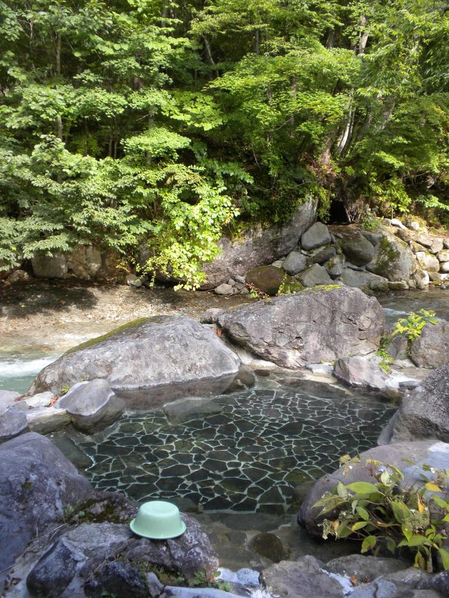 福島県の二岐温泉「大丸あすなろ荘」。<br />日本秘湯を守る会の会長さんのお宿です。<br />秘湯のシンボルともいえる渓流沿いの露天風呂に一度は入ってみたいと思っていました。<br />天然の川床を利用した自噴泉岩風呂も名物です。<br /><br />新白河駅を起点にマイカーやレンタカーを使わず一人旅で巡る３泊４日。<br />前泊は「甲子温泉大黒屋」、後泊は羽鳥湖高原の「ホテルシャローム オークラクラシック」に泊まる旅の２泊目のお宿です。