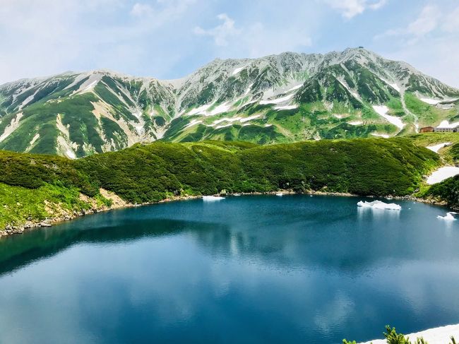 立山黒部に来ようとしたのは今回で3回目。<br />１回目は、まだ学生のころツアーで訪れたが、大観峰はあいにく濃い霧の中で何も見えず、室堂へ行っても何も見えないとのことで、残念ながらその場で引き返す。<br />２回目は、富山～扇沢横断ルートでリベンジしようと思うも、富山に前泊したら、富山市周辺が夜中に局地的豪雨で、富山地方鉄道がまさかの運転見合わせ。振替えで迂回もできるようだが、時間がタイトになるし立山の天気もいまいちみたいなので黒部峡谷へ急遽変更するなど、いまいち相性が悪いみたい。<br />今回は天気最優先で、予報で晴れるであろう日の２，３日前に予約を入れ、なんとか立山・黒部の全景を見ることができました！