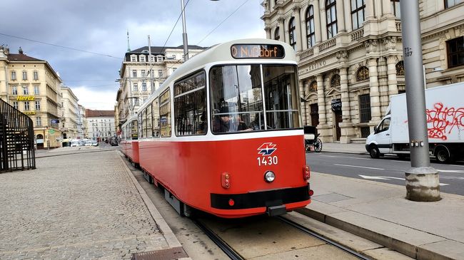 2020年の冬の休みの旅行をまとめていきます。格安でチケットが取れたのでウキウキしていたのですが、 中国発の新型肺炎のおかげで、、、、まだ、帰りが決まっていません。。 <br />本日「ユーレイルグローバルパス」(51000円)7/7 日目の利用です。今日は間違いなく元は取れません、、(笑)、、、後で調べたら、、トントンかも?<br /><br />今回の工程 ナイトジェットで朝にウィーン到着。その後軽く観光をして、夕方からレイルジェットでプラハへ移動します。<br /><br />全行程<br />【行き】①富山発→上海浦東空港(上海航空) ②③上海→ドーハ→イスタンブール旧空港(カタール航空) <br />④イスタンブール新空港 → ブリュッセル(タ―キッシュエアライン) ⑤ブリュッセル→ エジンバラ(ブリュッセル航空)<br /> ~そこからは陸路移動~ (ユーレイルグローバルパス利用)<br />【帰り】『⑥⑦プラハ国際空港 → ドーハ空港 → 上海浦東空港 ⑧上海→ 富山』の予定でしたが、、、帰りのすべて⑥⑦⑧が白紙になっています(笑)<br /><br />①②③ ⑥⑦⑧は旅行会社(トリッ〇ドットコム)で49240円でしたが、(上海航空の分も)「カタール航空」の発券でした。。