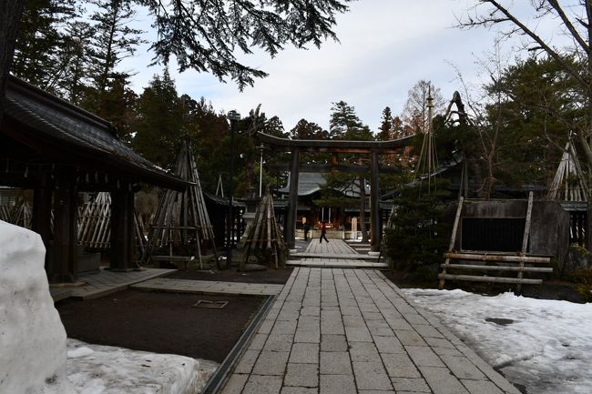 米沢は上杉藩の城下町。お城の本丸跡に建っているのが上杉神社です。本丸を囲んでいたお濠は、そのまま残っています。駅から遠いのが難点です。市内循環バスがありますが、運行間隔が長いのと、反対方向の便に乗ると時間が掛かります。