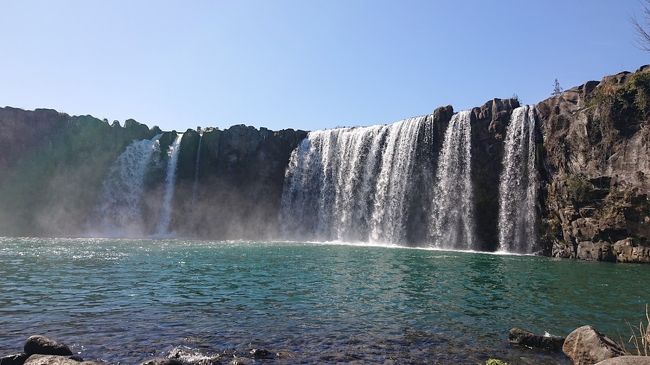 友人二人と2泊3日の九州旅行へ出かけてまいりました！！<br /><br />【日程】<br /><br />1日目　奈良　深夜0時出発　～　11時　中津到着　唐揚げランチ　～　14時　別府到着　地獄めぐり　～　17時　お宿へ<br /><br />2日目　別府　　　9時出発　～　10時30分　湯布院到着　日帰り温泉へ　～　13時　原尻の滝へ　～　18時　博多到着　中州の屋台ラーメンをいただく<br /><br />3日目　博多駅にてお土産購入　～　奈良へ<br /><br />2日目は別府を出発し湯布院～原尻の滝～豊後森～博多へ向かいます(^^