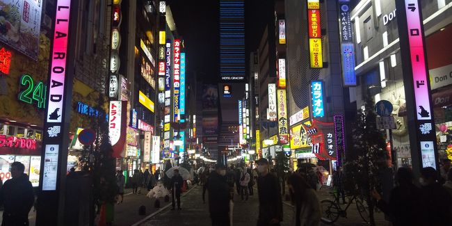 歌舞伎町は日本最大の歓楽街。<br />昼でも深夜でも人でごった返し、早朝ですら人がたくさんいる。<br />そんな街も今は閑散としているという。<br /><br />この旅行記はまだ国内でも大きな感染が始まる前、今から2か月くらい前の時期。<br />仕事で新宿に宿泊することのなり歌舞伎町で食事をした時のものである。<br />それでもいつもよりは格段に人の数は少なくなっていた。<br /><br />飲食店もいつもは並ぶような店さえも比較的簡単に入れる。<br />地方にいていくらニュースで見ても感じなかった感染の気配が肌で感じられた。<br /><br />まずは回転寿司屋「沼津港」で軽く一杯。<br />きちんと間隔を空けてビールを飲んでつまみや寿司を食べる。<br />いつも通りの美味しさ!<br />3杯くらい飲んでいると少し混んできた。<br />まだ食べたりないが店を出よう。<br /><br />ホテルに戻る途中に沖縄料理「やんばる」がある。<br />外から店を見ると2組くらいしかいない。<br />これなら外の食券機でシークワーサーサワーとソーキを購入して店内へ。<br /><br />カウンターに座って飲みながらソーキを食べる。<br />久しぶりのソーキは美味しい!<br />1杯で店を出てホテルに戻る。<br /><br />飲み足りないし食べたりないから、ラーメンを食べに出る。<br />「すごい煮干しラーメン凪別館」へ。<br />ここは混んでいる。<br />券売機でハイボールとラーメンを購入してカウンターへ。<br /><br />ハイボールを飲んでいるとラーメン登場。<br />いつも通り煮干しの強烈な風味が効いたスープが絶品!<br />大満足して完食。<br /><br />ホテルに戻ってゆっくり休む。<br />翌朝は歌舞伎町のど真ん中にある「いわもとQ」。<br />朝そばを購入する。<br />茹でたてのそばと揚げたてのかき揚げ、そしてご飯。<br />ゆっくりと朝食を取る。<br /><br />満足した食べ過ぎの2日になったが、このあと1か月でとてもこんな食紀行が楽しめなくなる事態になるとは思いもしなかった。<br /><br />今はしっかり自粛して早期に、このような楽しい日々が戻ることを祈るばかりである。<br /><br />