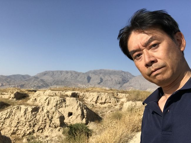 かつてシルクロードの交易を支えた、イラン系のソグディアナ地域。アケメネス朝の時代に存在し、ウマイヤ朝に攻撃され、今は廃墟となったものも多く、その1つがここパンジャケント(ペンジケント)です。<br />案内も何もないし、適当に歩いたんですけど遺跡歩いているのは僕ただ1人。保存とか、大丈夫なんですかここ?<br />