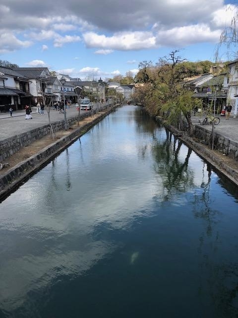 昨年の「どこかにマイル」での意外性の旅にはまってしまい、今年もどこかにマイルを利用してみました。<br /><br />候補は、「徳島」「香川」「秋田」そして「広島」。<br /><br />結果、一番地味だと考えていた広島に。<br /><br />では、ウサギと触れ合おう! ということで野菜をカットして持ってゆき、ついでに瀬戸内の美味しい物や倉敷美観地区まで堪能しようと欲張りな旅になりました。<br /><br />これは、その岡山倉敷篇です。