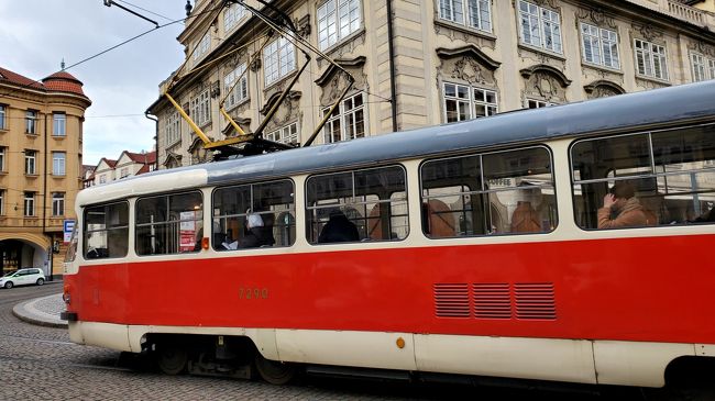 2020年の冬の休みの旅行をまとめていきます。「ユーレイルグローバルパス」(51000円)も使い切って、、あとは帰るだけ。格安でチケットが取れたのでウキウキしていたのですが、、、、 帰りが決まっていません。。<br /><br />全行程<br />【行き】①富山発→上海浦東空港(上海航空) ②③上海→ドーハ→イスタンブール旧空港(カタール航空) <br />④イスタンブール新空港 → ブリュッセル(タ―キッシュエアライン) ⑤ブリュッセル→ エジンバラ(ブリュッセル航空)<br /> ~そこからは陸路移動~ (ユーレイルグローバルパス利用)<br />【帰り】『⑥⑦プラハ国際空港 → ドーハ空港 → 上海浦東空港 ⑧上海→ 富山』の予定でしたが、、、帰りのすべて⑥⑦⑧が白紙になっています(笑)<br /><br />④⑤はユナイテッド航空のマイルで手配しました。<br /><br />①②③ ⑥⑦⑧は旅行会社(トリッ〇ドットコム)で49240円でした。<br />しかも(どう調べても)協力関係のない上海航空の分も「カタール航空」の発券でした。。 (←これ、ヒント)<br /><br />※前日分とのアップロードが空いてしまいすいません。。 しかもアップロードするには最悪の時期になってしまいました。。